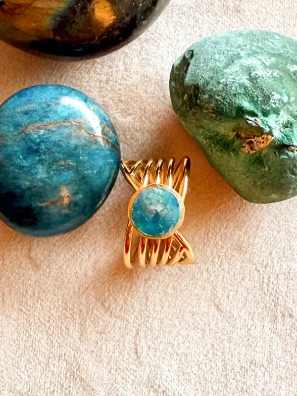 Bague acier doré pierre naturelle apatite modèle Océan Bijoux Lyon