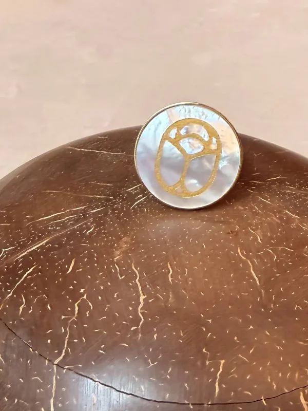 Bague ronde nacre scarabée gravé doré Bijoux Lyon