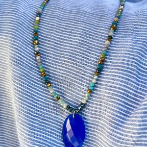 Collier fines perles de verre pendentif cristal bleu roi bijoux lyon