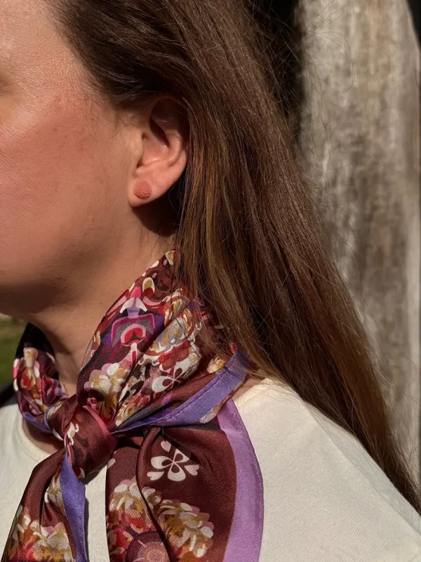 boucles d'oreilles clou en forme de bouton de fleur rose Bijoux Lyon foulard en soie