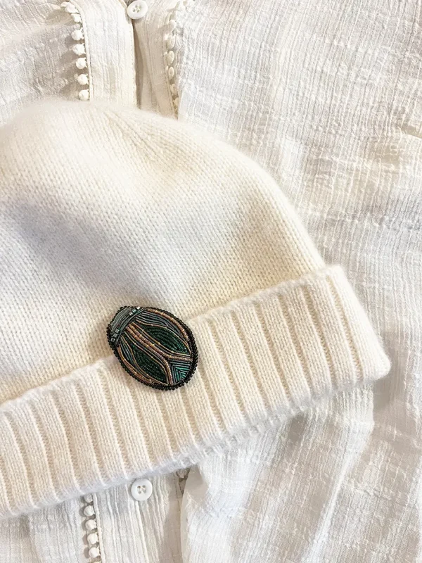 Broche brodee main scarabee vert perles noires accessoires mode Lyon