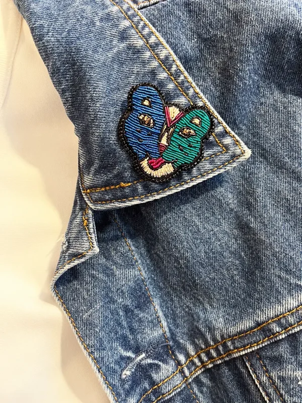 Broche brodee main tigre couleurs bleu vert argent perles noires accessoires mode Lyon