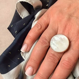 Bague grand cabochon de nacre serti doré rose Bijoux Lyon foulard soie