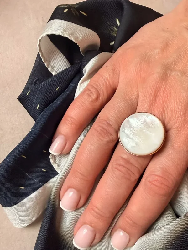 Bague grand cabochon de nacre serti doré rose Bijoux Lyon foulard soie