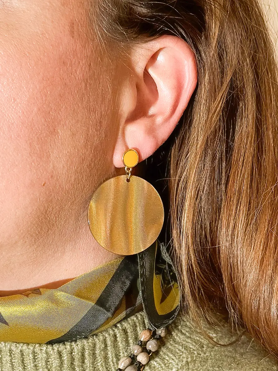 bijoux-boucles-oreilles-pendentif-resine-rainbow-bronze-portrait-bijoux-lyon boucles d'oreilles pendentif irisé miel modèle original rainbow bijoux lyon foulard soie