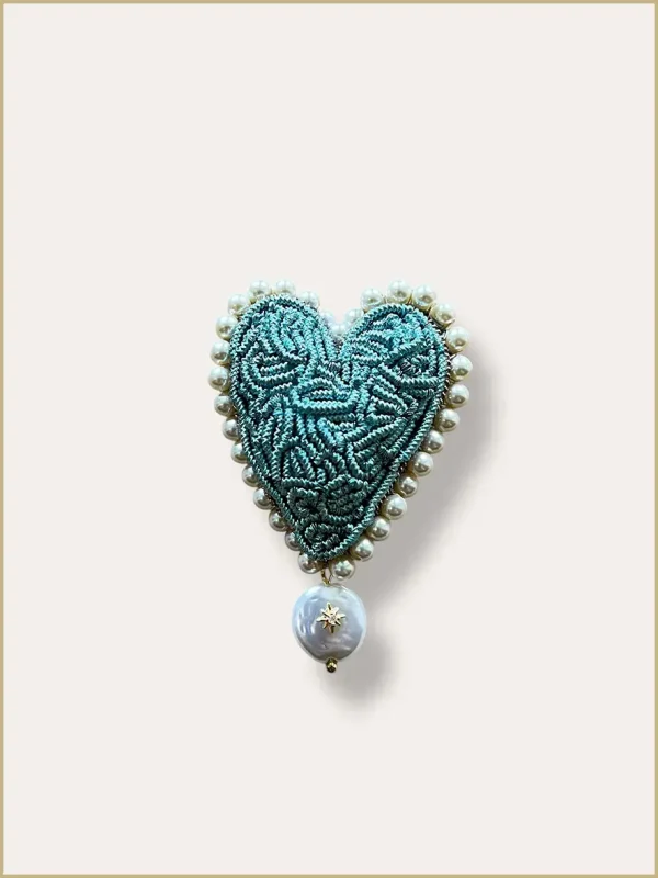broche brodée coeur bleu clair perle nacre accessoires Lyon