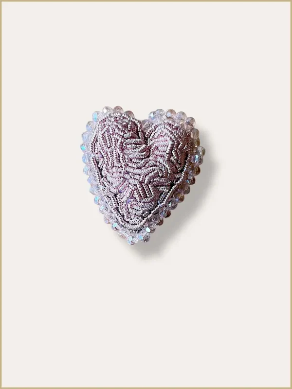 broche brodée coeur rose clair accessoires Lyon