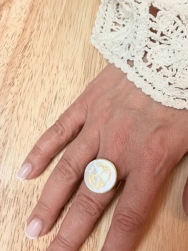 Bague ronde nacre gravée scarabée doré Lyon Bijoux