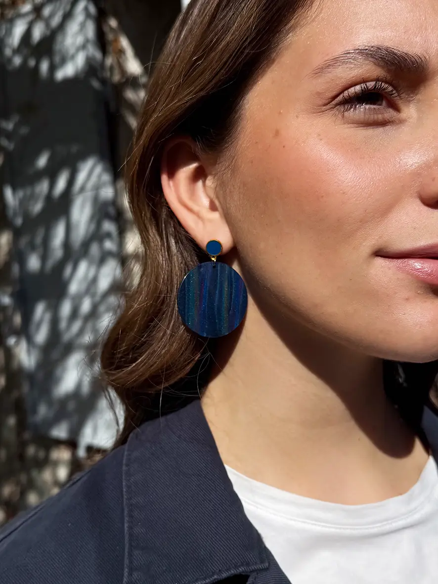 boucles-doreilles-disque-bleu-acetate-portrait-bijoux-lyon boucles d'oreilles légères pendentif disque bleu rainbow bijoux lyon