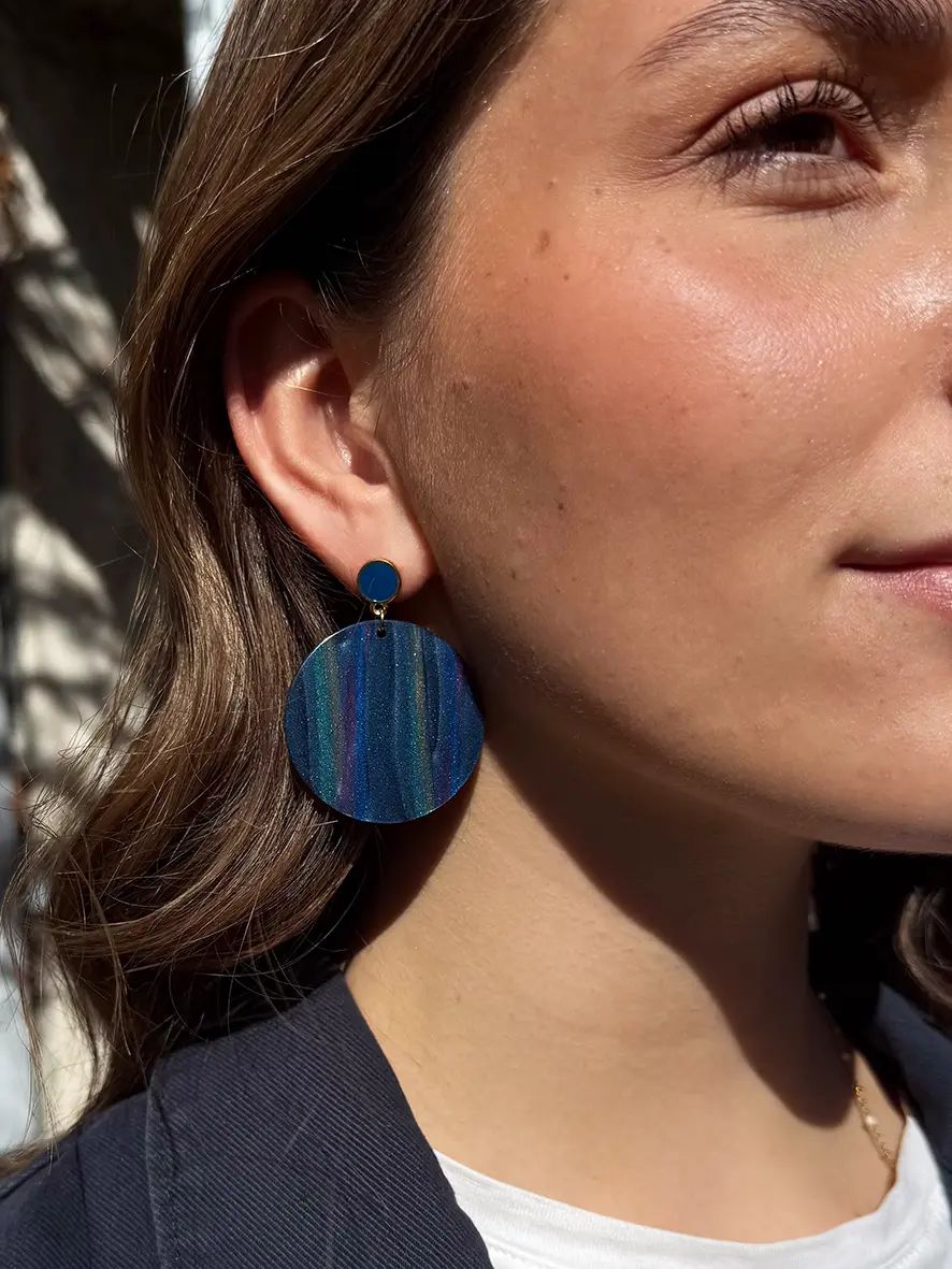 boucles-doreilles-disque-bleu-acetate-portrait2-bijoux-lyon boucles d'oreilles légères pendentif disque bleu rainbow bijoux lyon