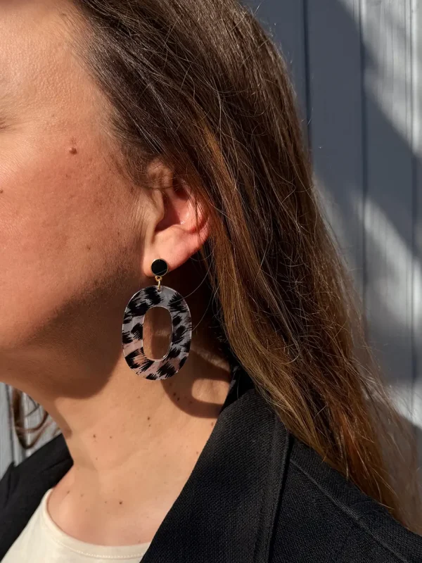 boucles d'oreilles légères pendentif motif leopard noir bijoux lyon