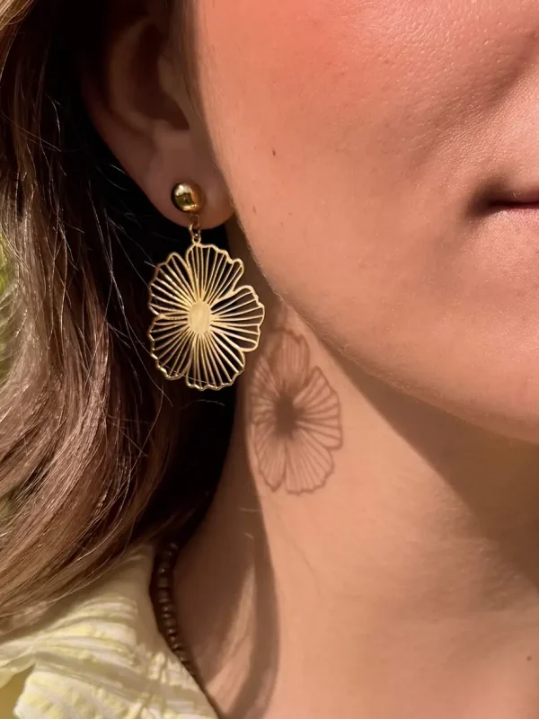 boucles d'oreilles dorées pendentif fleur ajourée bijoux lyon