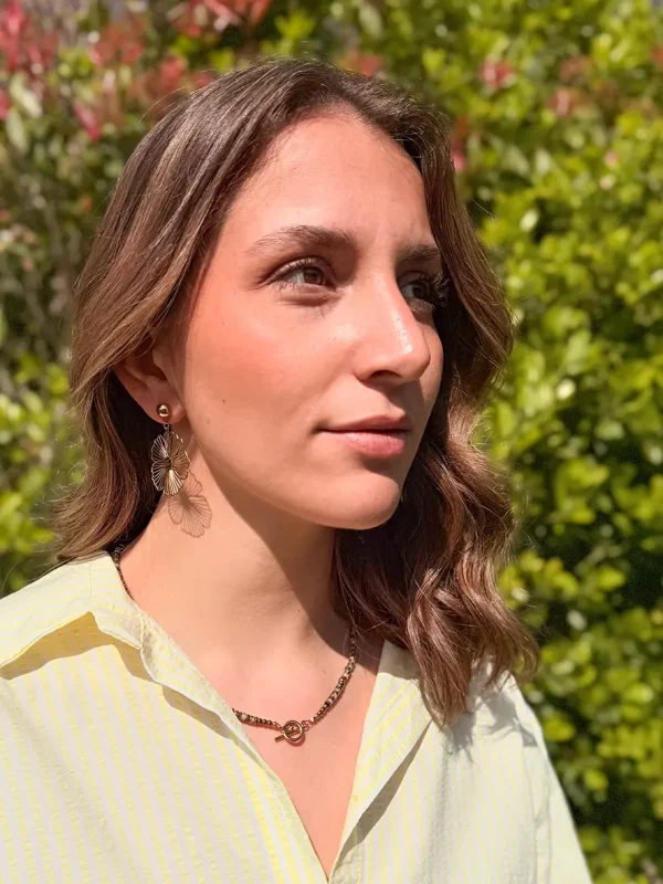 boucles d'oreilles dorées pendentif fleur ajourée bijoux Lyon