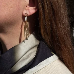 boucles d'oreilles légères modèle plume dorée acier inoxydable bijoux lyon foulard soie