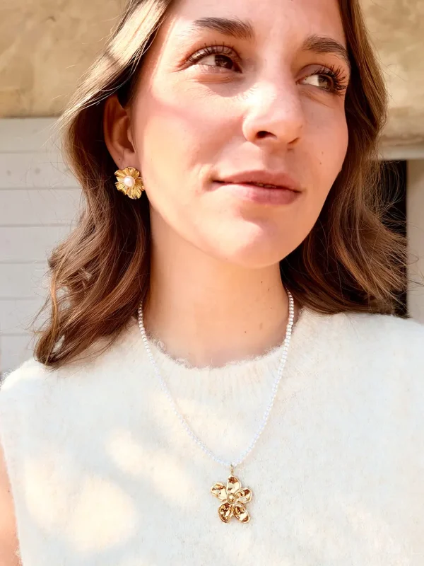 Collier petites perles de nacre pendentif fleur doré boucles fleur Bijoux Lyon