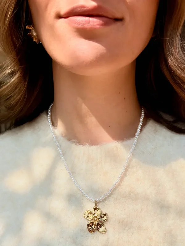 Collier petites perles de nacre pendentif fleur doré Bijoux Lyon