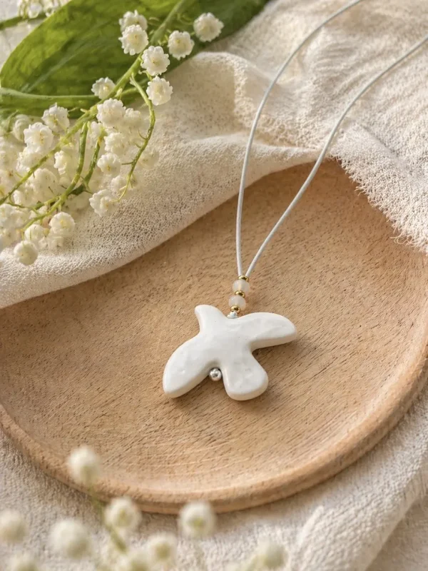 Collier avec pendentif colombe en céramique blanc bijoux Lyon