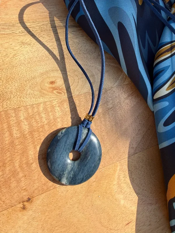 collier pendentif donut pierre naturelle bleue dumortiérite bijoux lyon