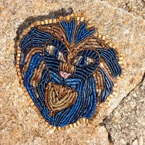 broche lion bleu brodée main broderie accessoires de mode Lyon