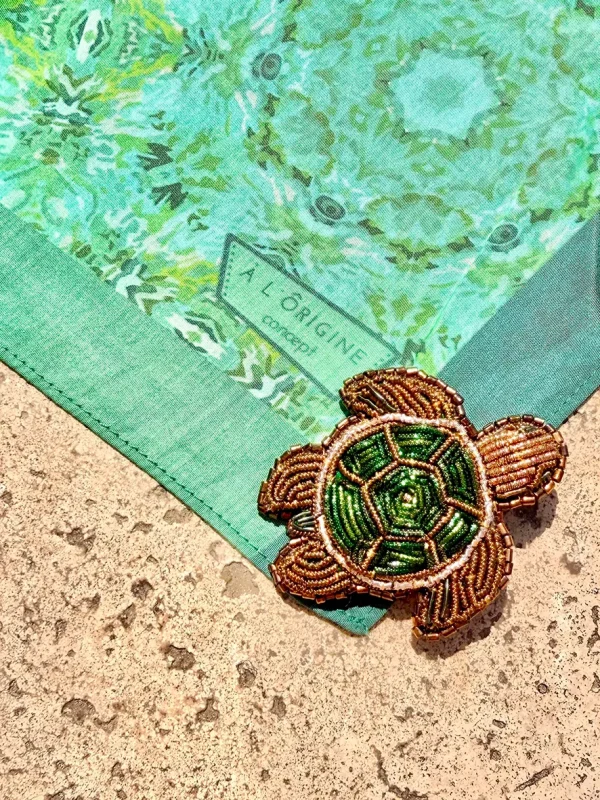 broche tortue verte brodée main broderie accessoires de mode Lyon foulard bandana